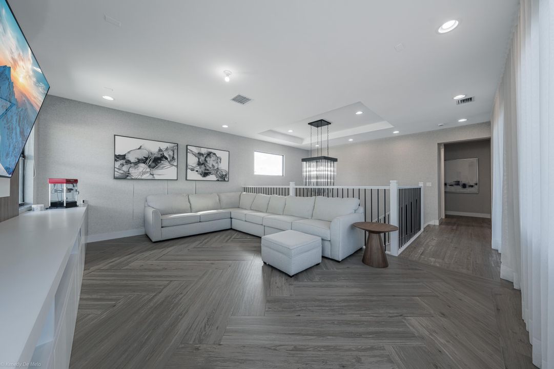 出租: $15,500 (4 贝兹, 5 浴室, 3703 平方英尺)