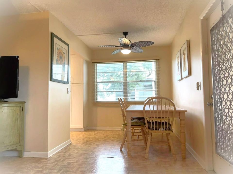 合同活跃: $112,900 (2 贝兹, 1 浴室, 840 平方英尺)