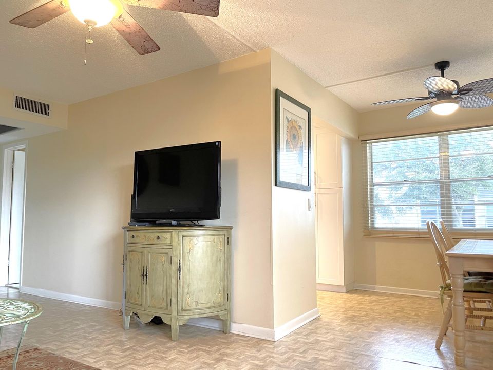 合同活跃: $112,900 (2 贝兹, 1 浴室, 840 平方英尺)