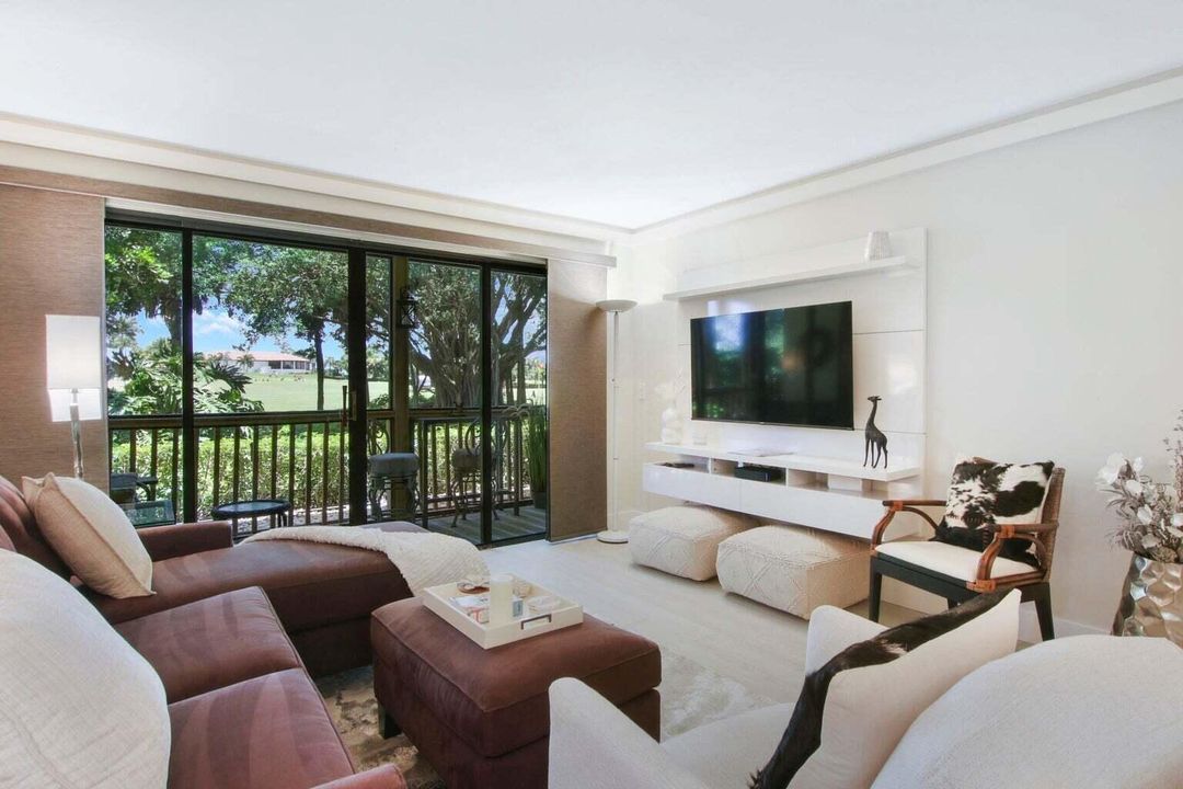 出租: $9,900 (2 贝兹, 2 浴室, 1180 平方英尺)