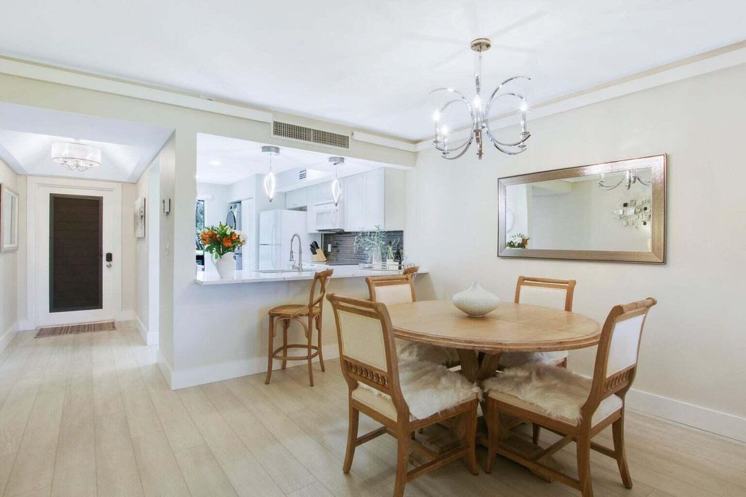 出租: $9,900 (2 贝兹, 2 浴室, 1180 平方英尺)