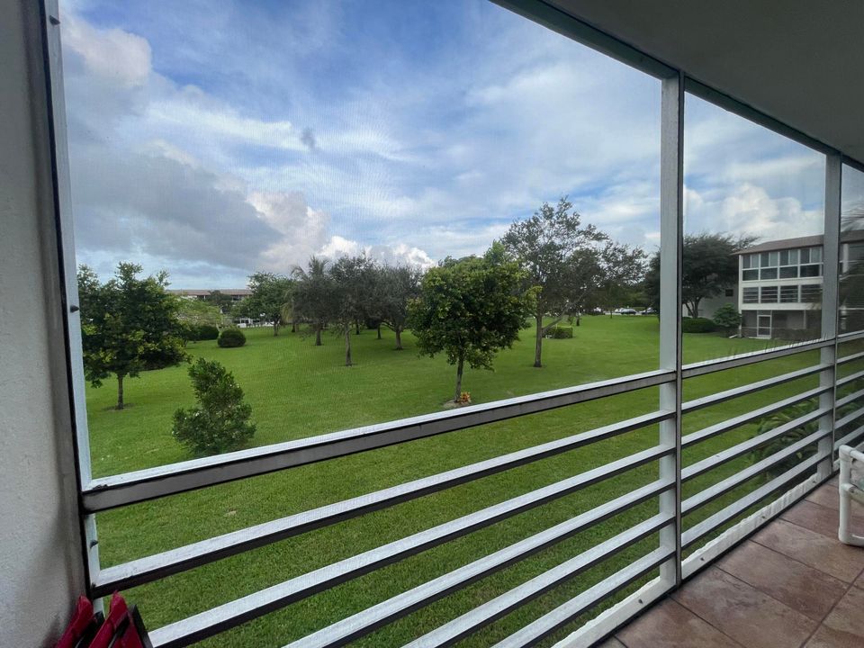 合同活跃: $112,900 (2 贝兹, 1 浴室, 840 平方英尺)