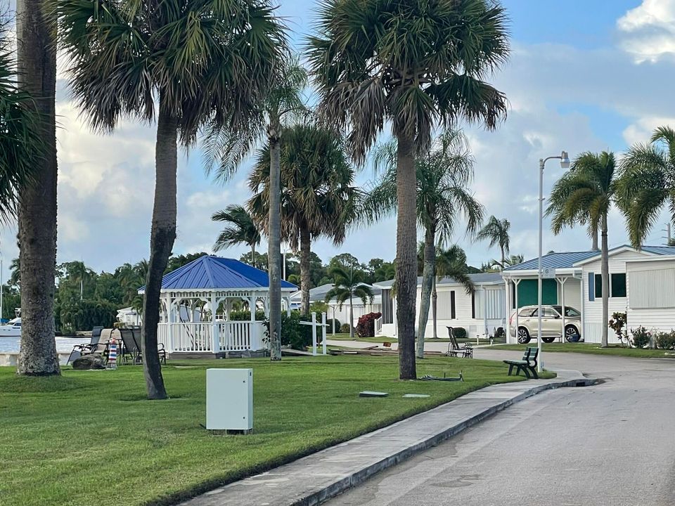 Active With Contract: $82,000 (2 beds, 2 baths, 960 Square Feet)