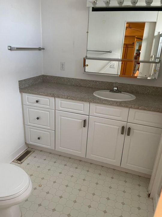 Active With Contract: $82,000 (2 beds, 2 baths, 960 Square Feet)