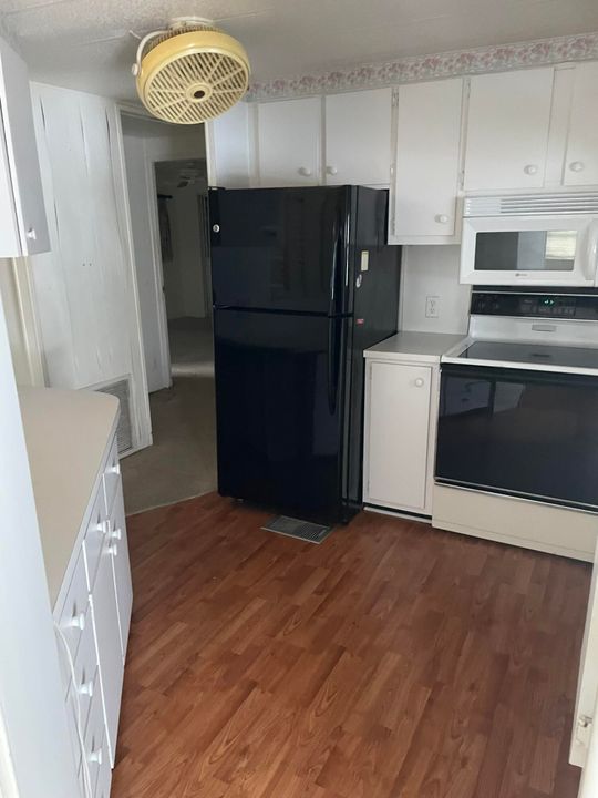 Active With Contract: $82,000 (2 beds, 2 baths, 960 Square Feet)