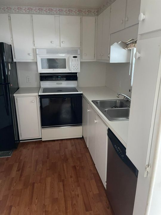 Active With Contract: $82,000 (2 beds, 2 baths, 960 Square Feet)