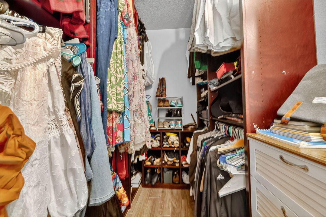 Под контрактом: $439,000 (3 спален, 2 ванн, 1710 Квадратных фут)