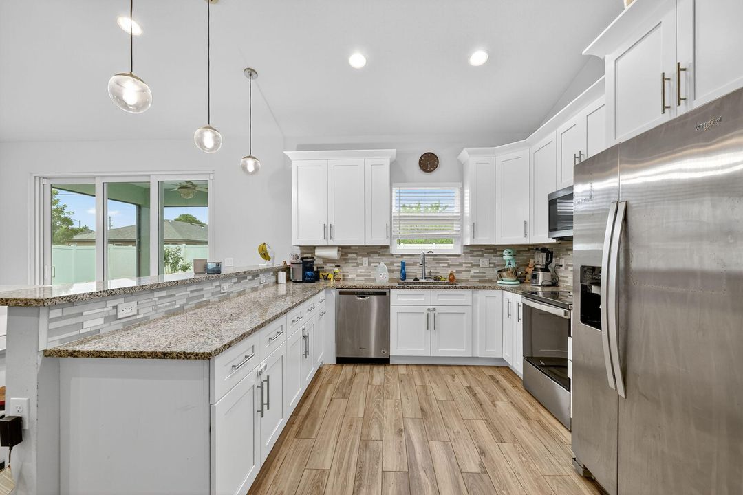 Под контрактом: $439,000 (3 спален, 2 ванн, 1710 Квадратных фут)