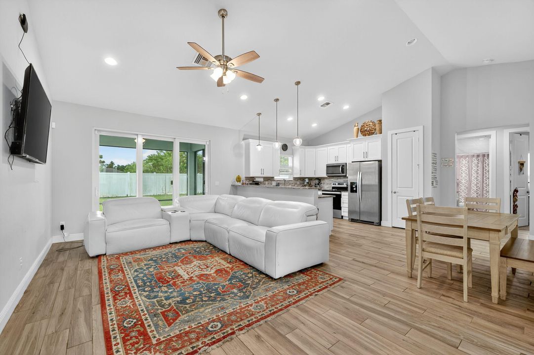 Под контрактом: $439,000 (3 спален, 2 ванн, 1710 Квадратных фут)