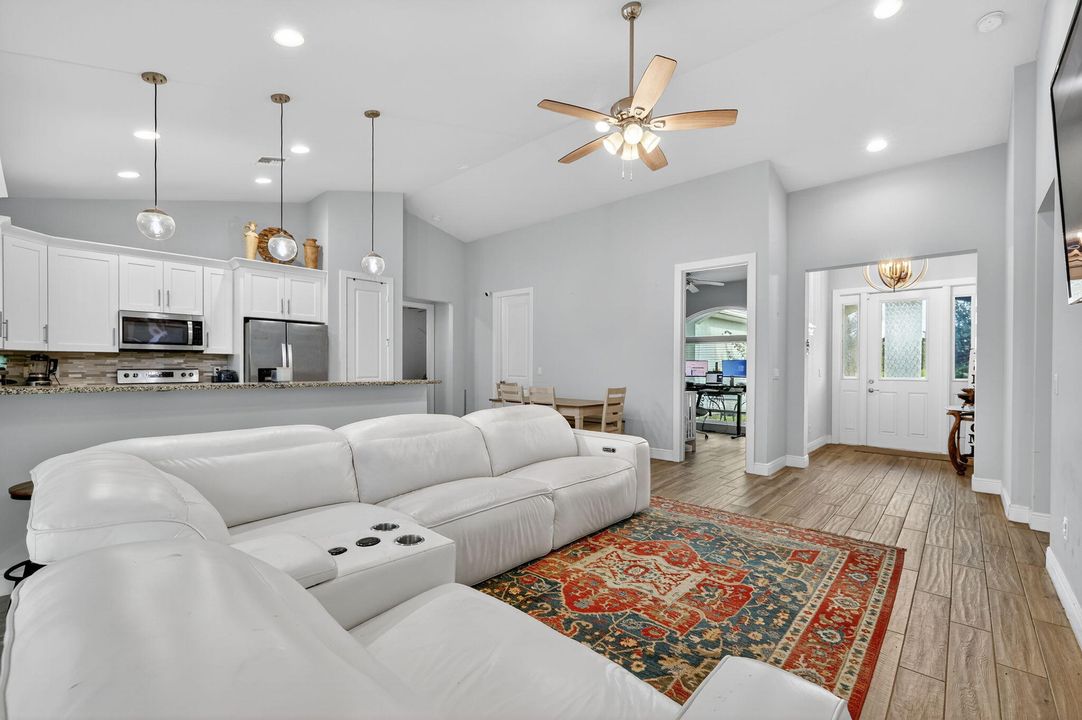 Под контрактом: $439,000 (3 спален, 2 ванн, 1710 Квадратных фут)