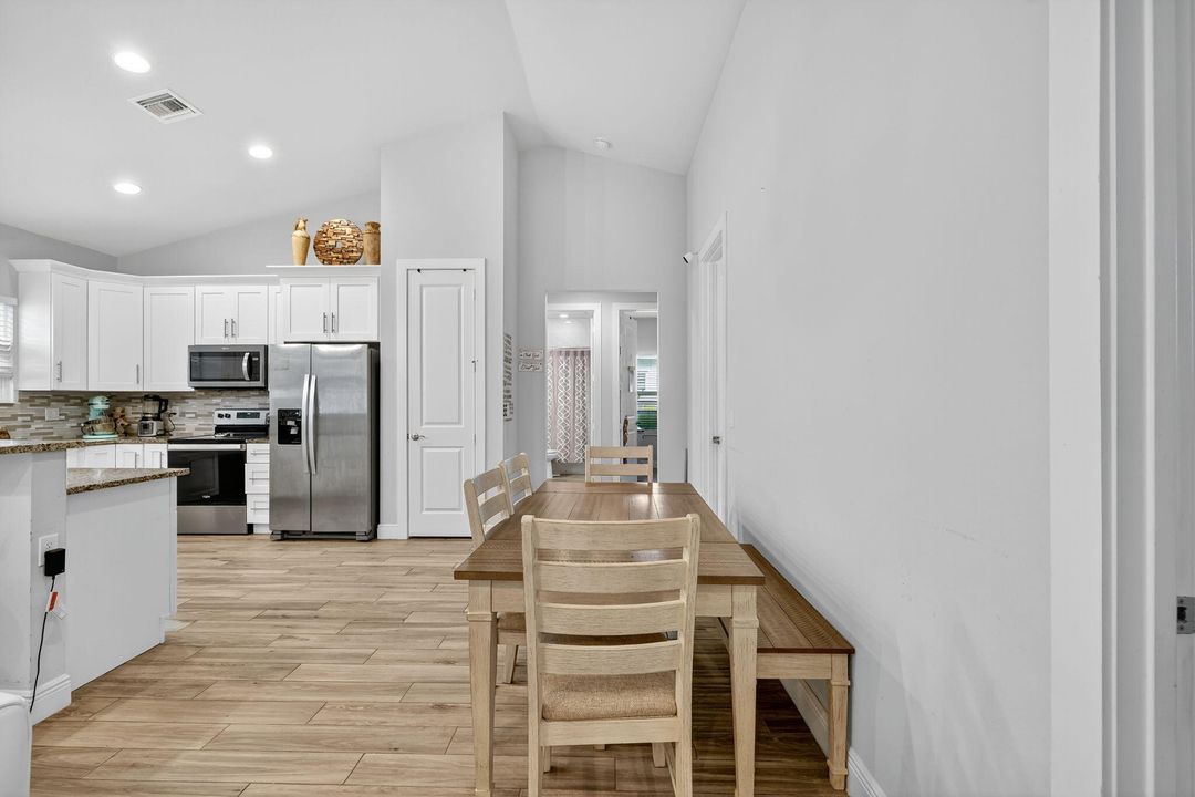 Под контрактом: $439,000 (3 спален, 2 ванн, 1710 Квадратных фут)