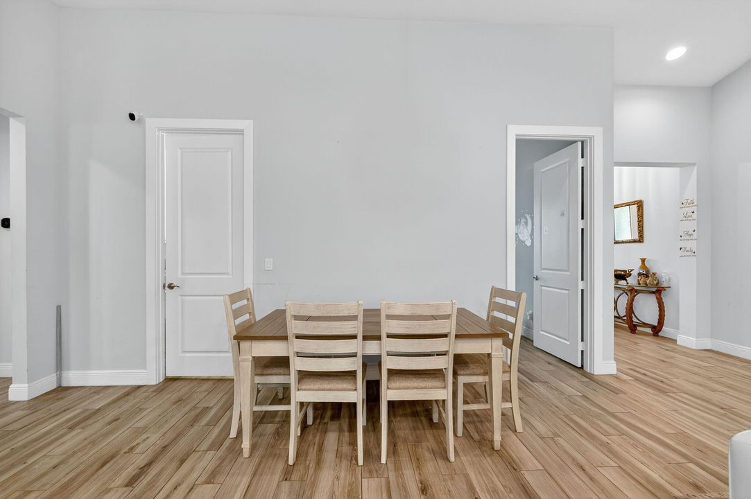 Под контрактом: $439,000 (3 спален, 2 ванн, 1710 Квадратных фут)