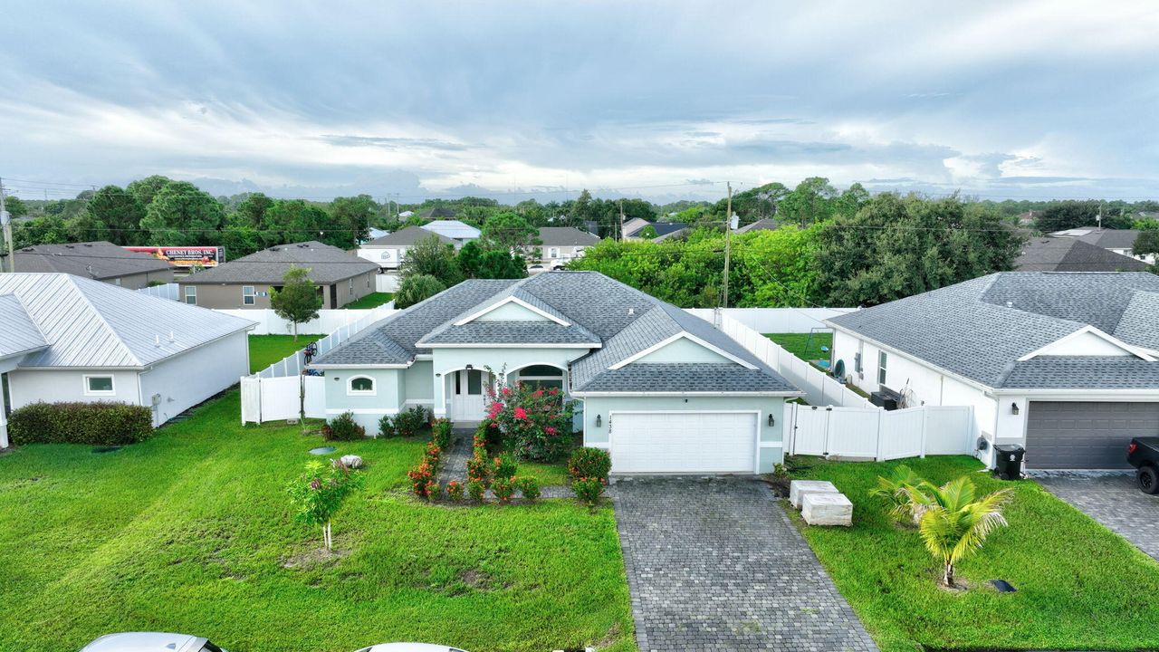 Под контрактом: $439,000 (3 спален, 2 ванн, 1710 Квадратных фут)