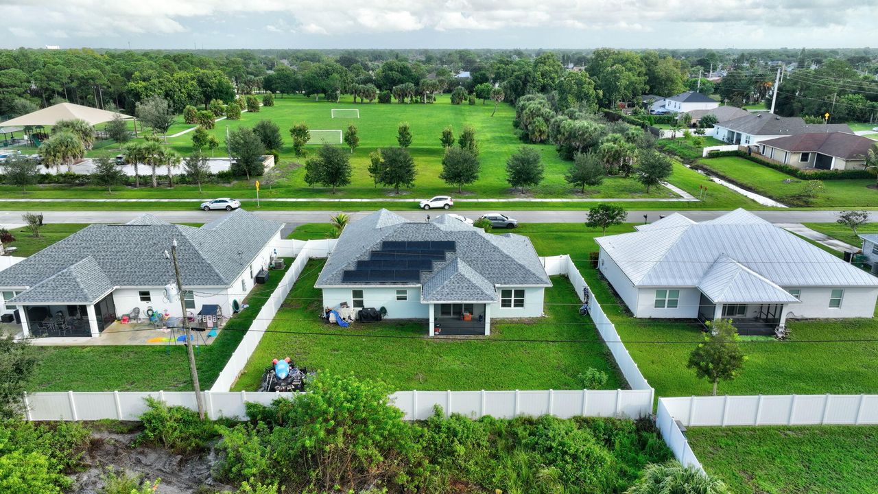 Под контрактом: $439,000 (3 спален, 2 ванн, 1710 Квадратных фут)