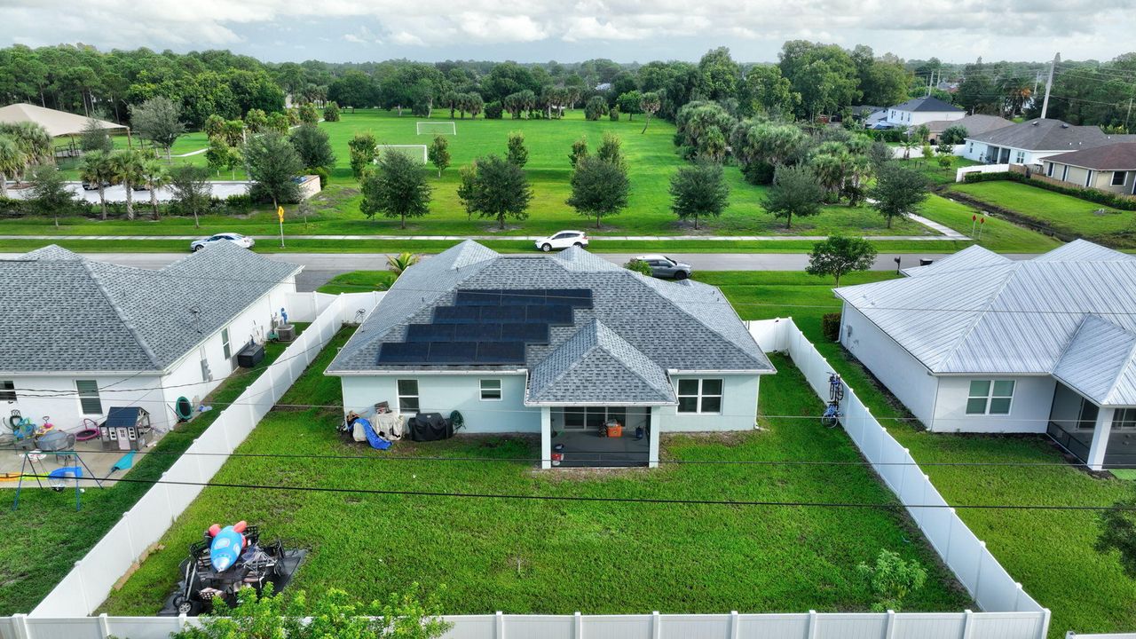 Под контрактом: $439,000 (3 спален, 2 ванн, 1710 Квадратных фут)