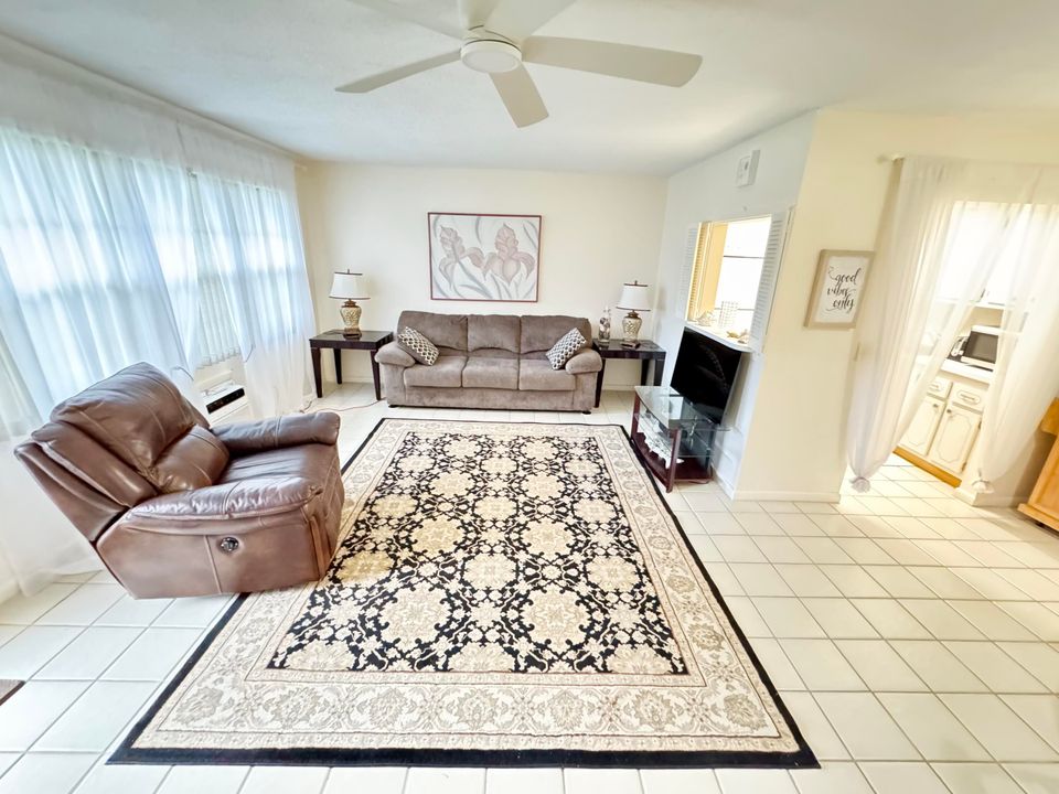 Active With Contract: $1,300 (1 beds, 1 baths, 700 Square Feet)