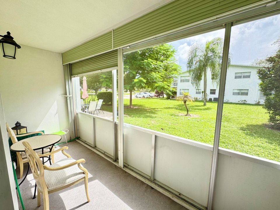 Active With Contract: $1,300 (1 beds, 1 baths, 700 Square Feet)