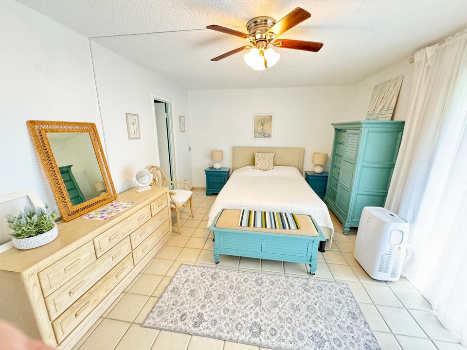 Active With Contract: $1,300 (1 beds, 1 baths, 700 Square Feet)