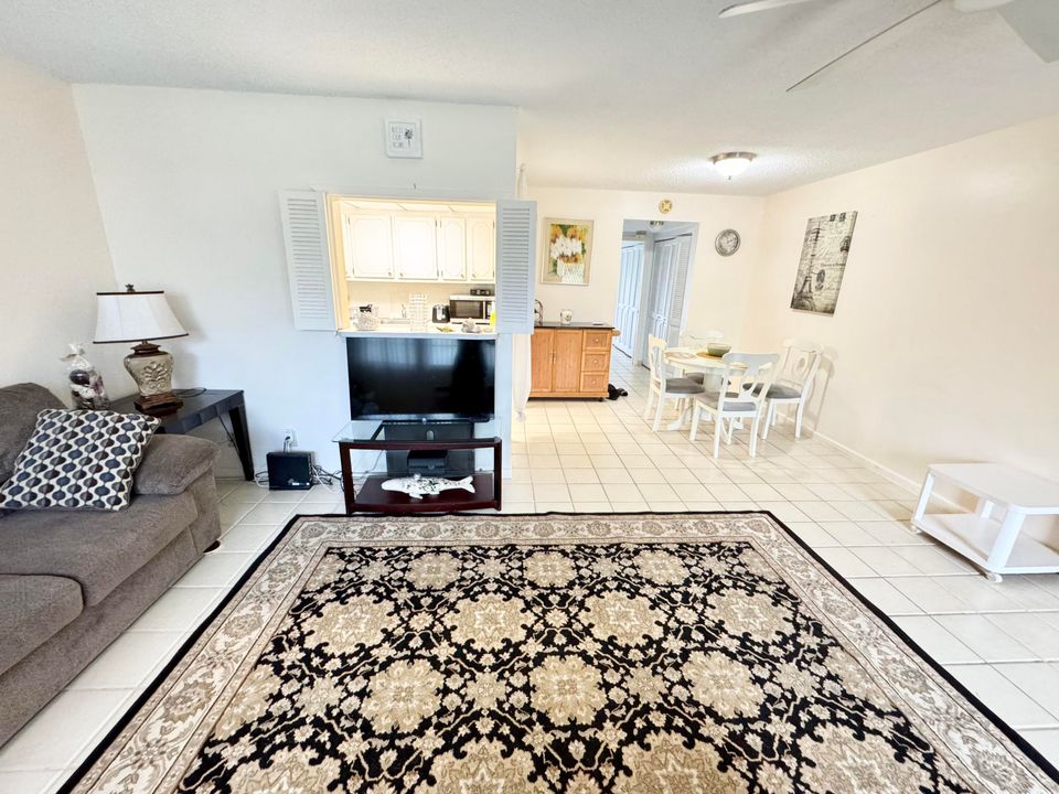 Active With Contract: $1,300 (1 beds, 1 baths, 700 Square Feet)