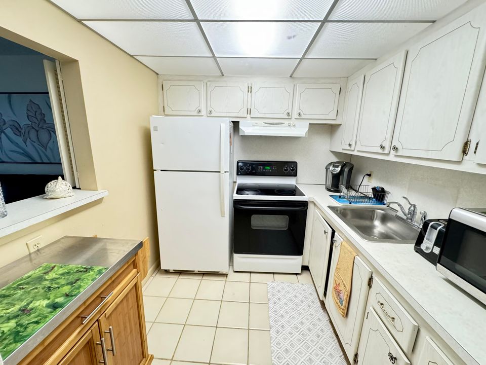 Active With Contract: $1,300 (1 beds, 1 baths, 700 Square Feet)