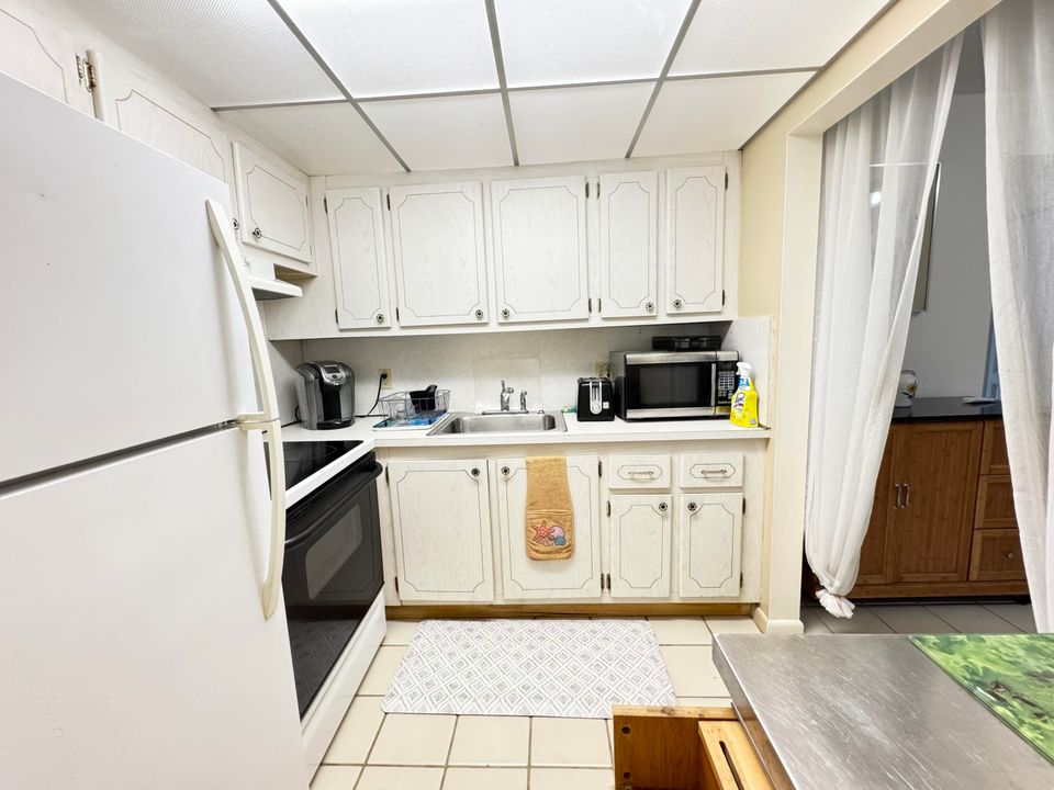 Active With Contract: $1,300 (1 beds, 1 baths, 700 Square Feet)