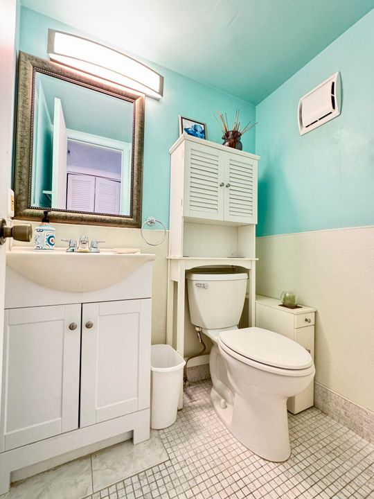 Active With Contract: $1,300 (1 beds, 1 baths, 700 Square Feet)