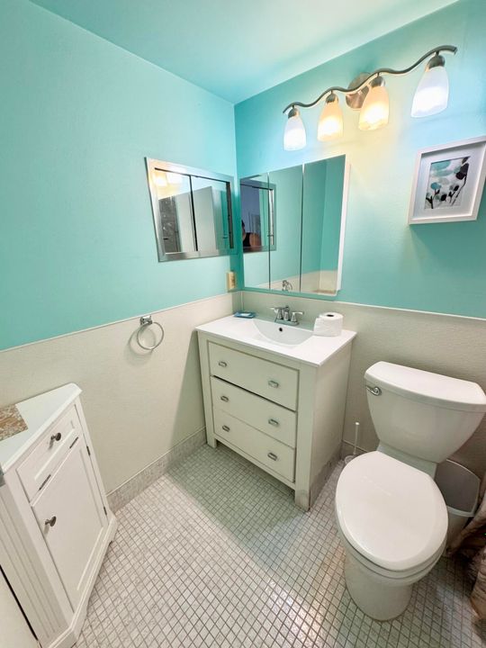 Active With Contract: $1,300 (1 beds, 1 baths, 700 Square Feet)