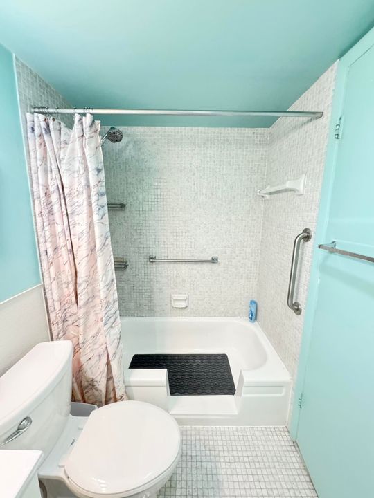 Active With Contract: $1,300 (1 beds, 1 baths, 700 Square Feet)