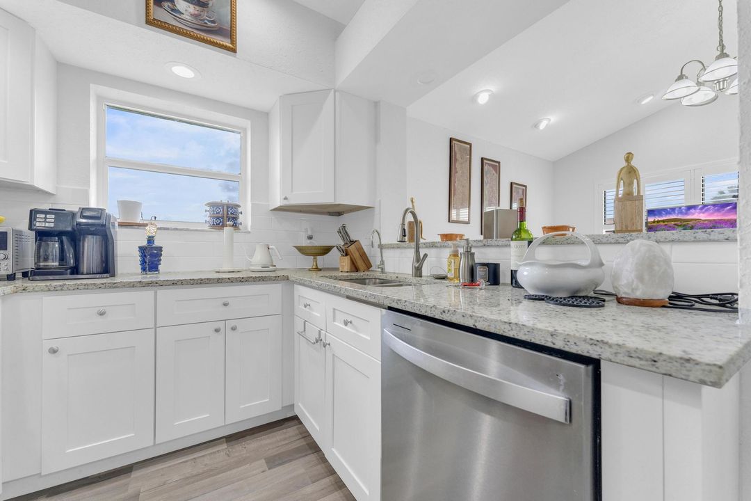 出租: $4,200 (2 贝兹, 2 浴室, 1555 平方英尺)