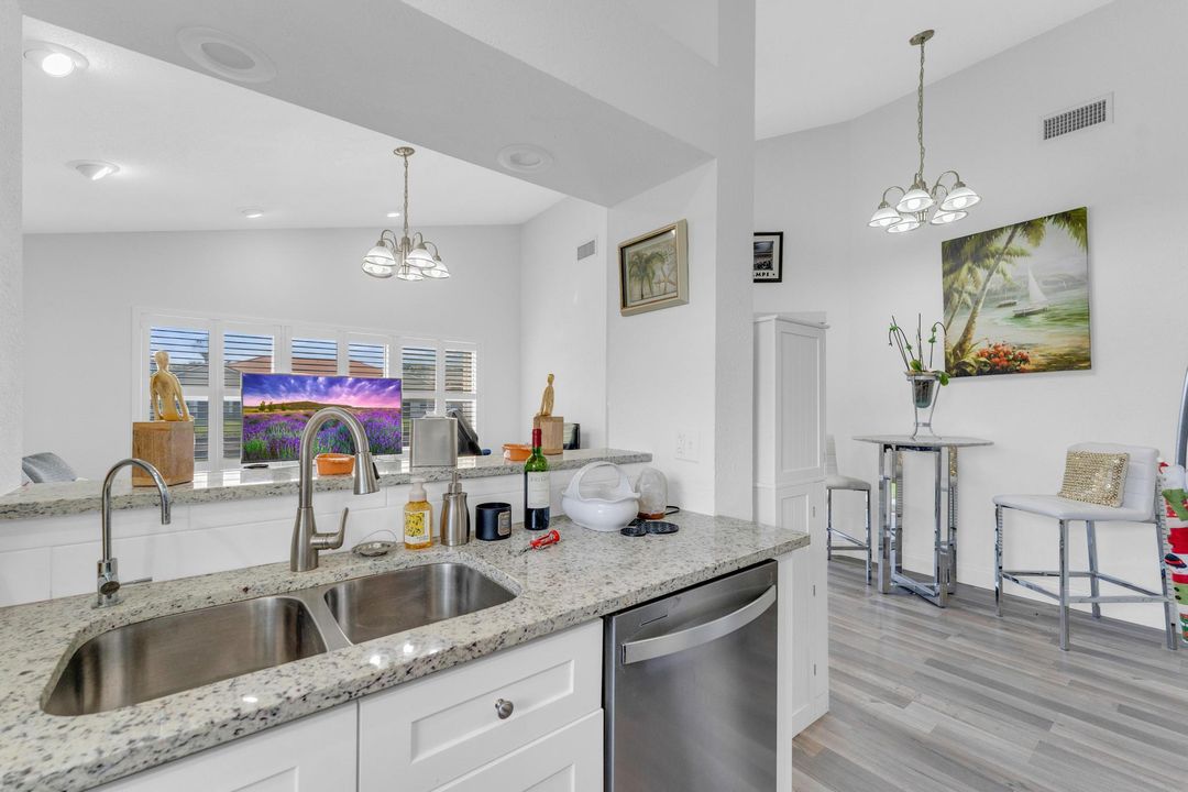 出租: $4,200 (2 贝兹, 2 浴室, 1555 平方英尺)