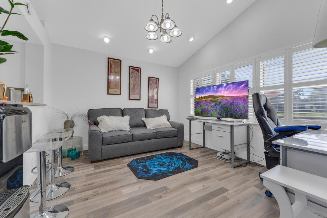 出租: $4,200 (2 贝兹, 2 浴室, 1555 平方英尺)