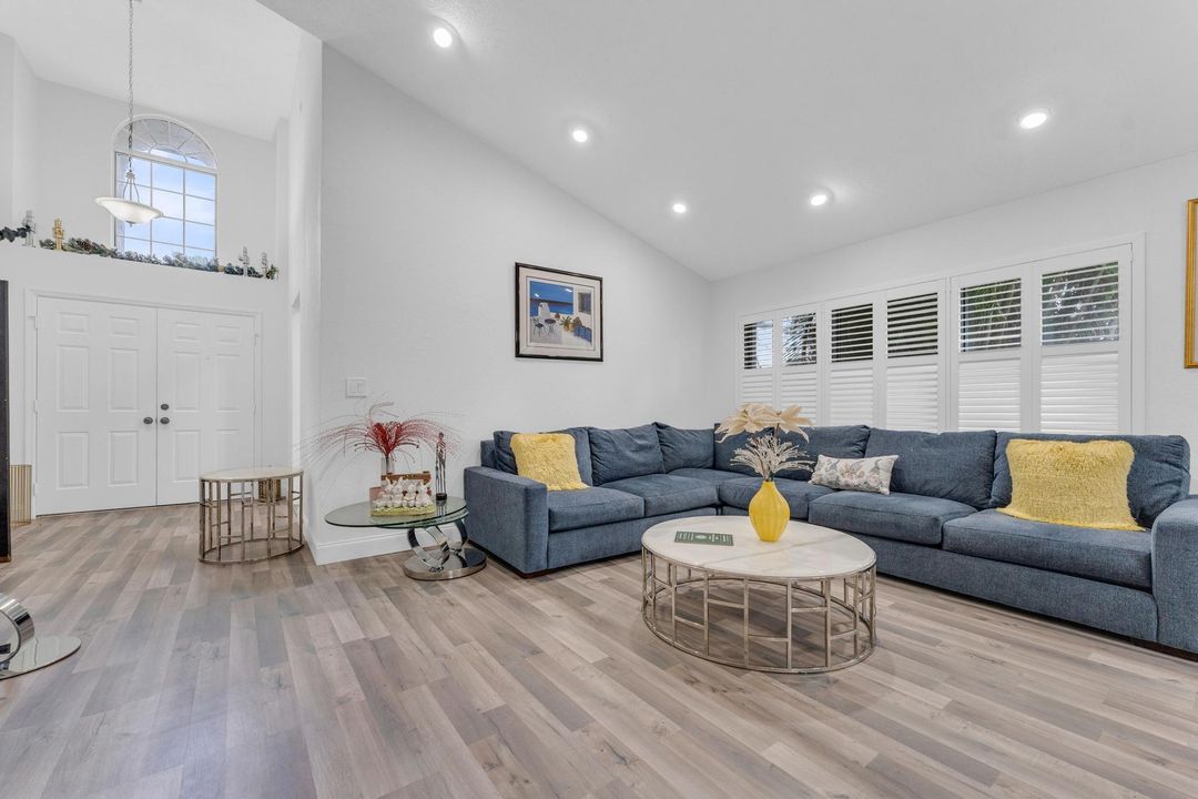 出租: $4,200 (2 贝兹, 2 浴室, 1555 平方英尺)