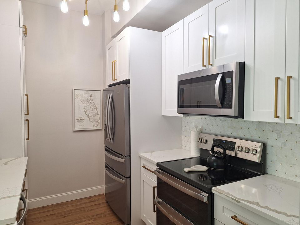 For Rent: $4,495 (2 beds, 2 baths, 1000 Square Feet)