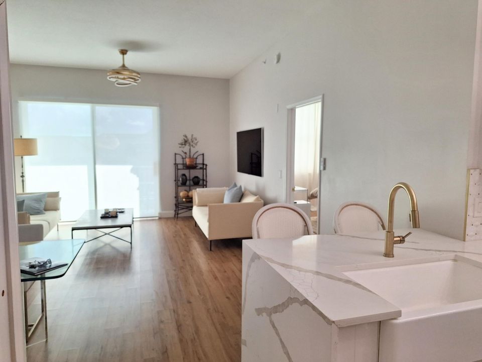 For Rent: $4,495 (2 beds, 2 baths, 1000 Square Feet)