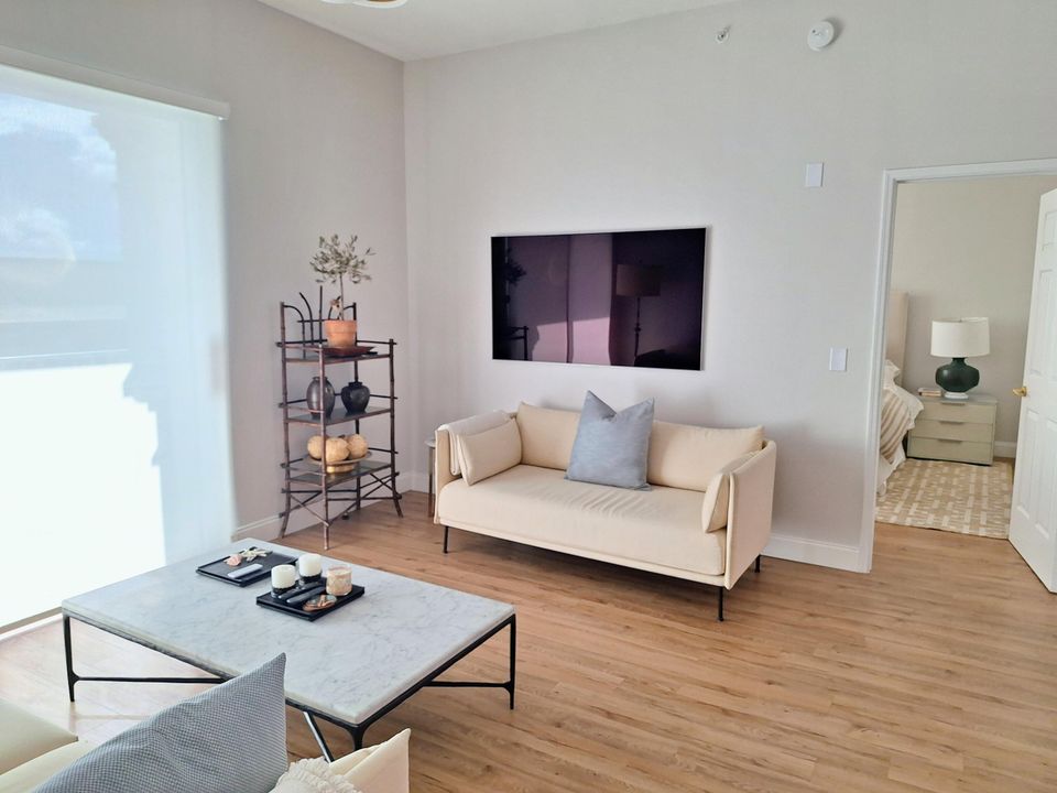 For Rent: $4,495 (2 beds, 2 baths, 1000 Square Feet)