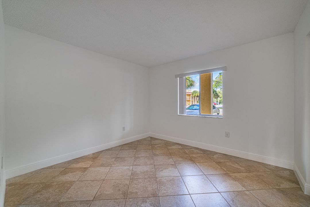 合同活跃: $2,100 (2 贝兹, 2 浴室, 1044 平方英尺)