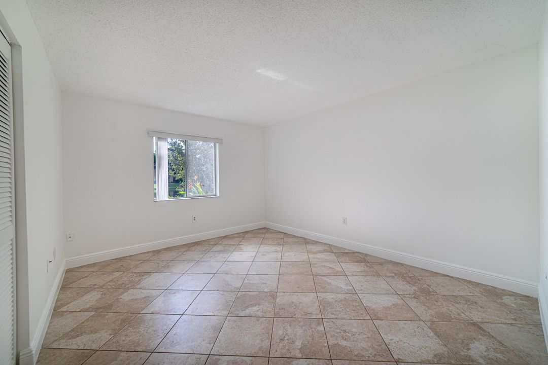 合同活跃: $2,100 (2 贝兹, 2 浴室, 1044 平方英尺)