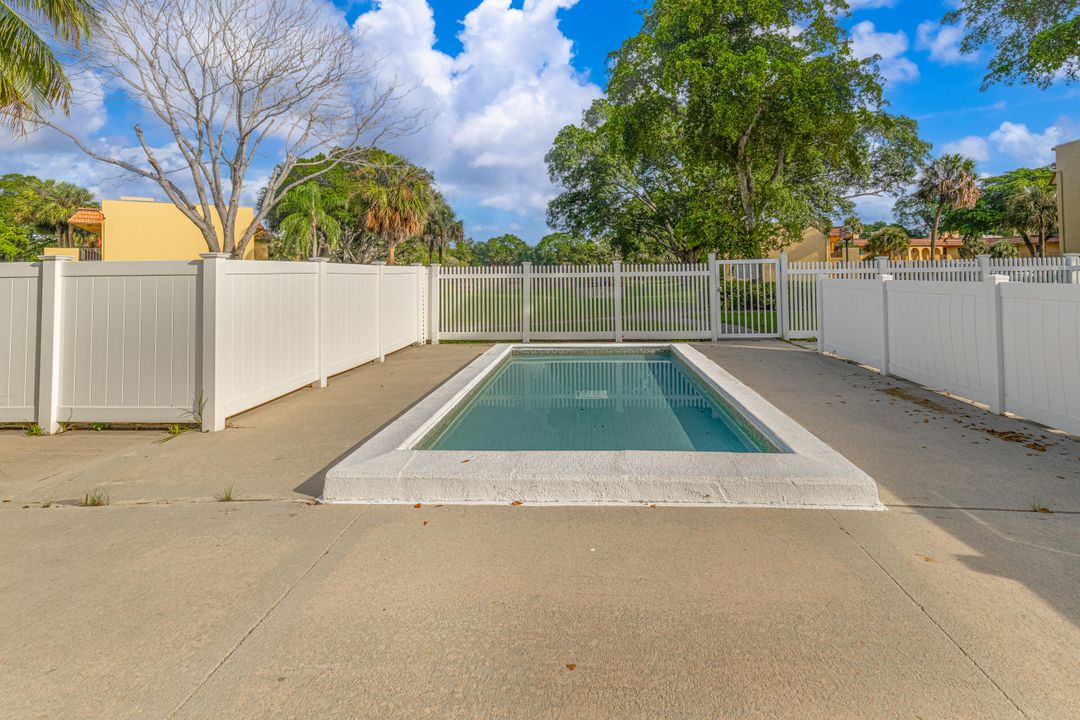 合同活跃: $2,100 (2 贝兹, 2 浴室, 1044 平方英尺)