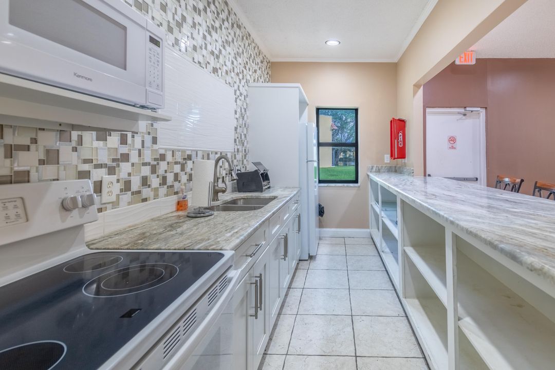 合同活跃: $2,100 (2 贝兹, 2 浴室, 1044 平方英尺)