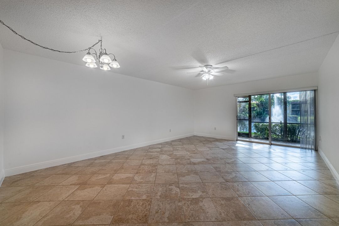 合同活跃: $2,100 (2 贝兹, 2 浴室, 1044 平方英尺)