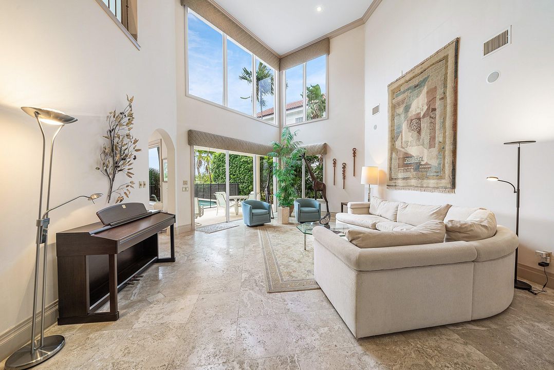 合同活跃: $1,995,000 (3 贝兹, 3 浴室, 3222 平方英尺)