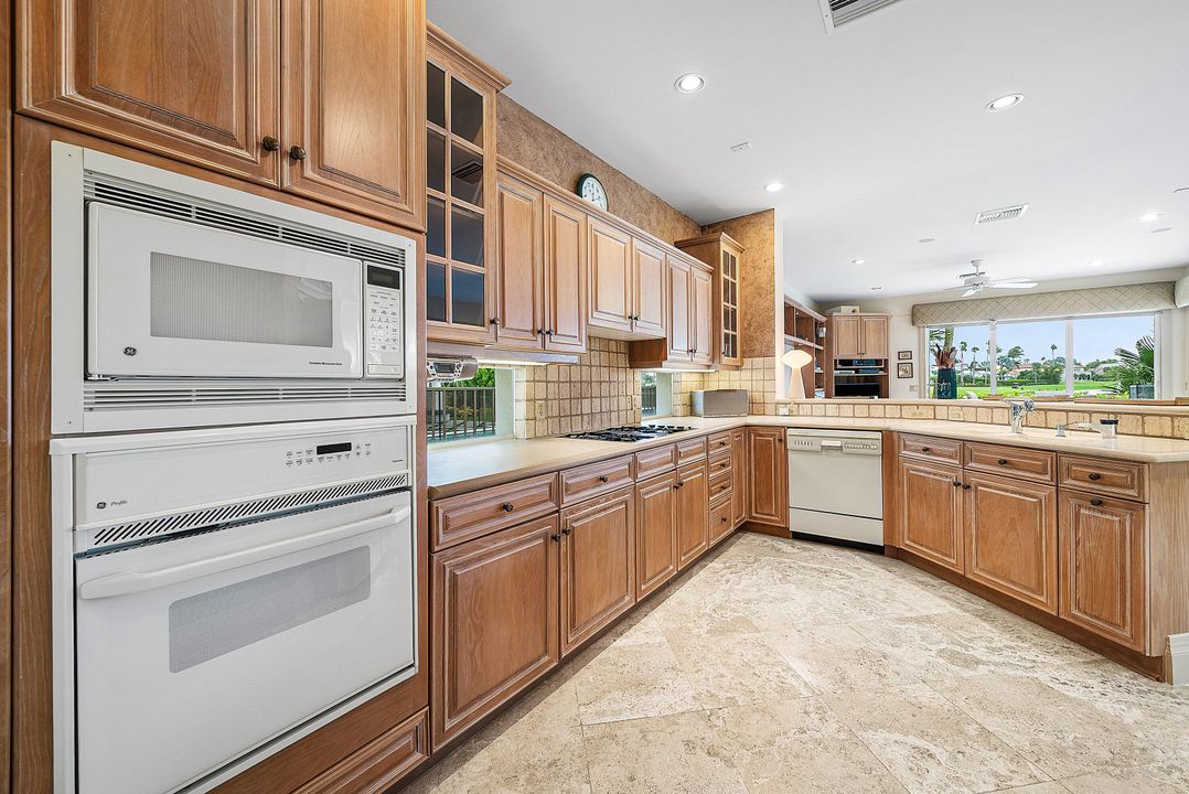 合同活跃: $1,995,000 (3 贝兹, 3 浴室, 3222 平方英尺)