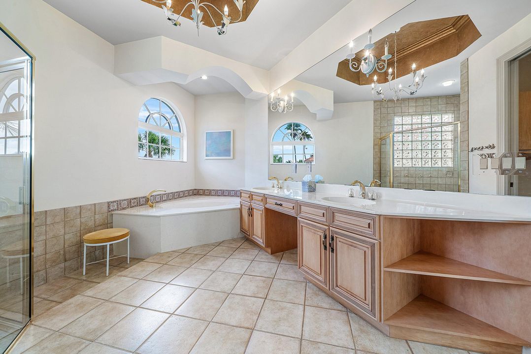 合同活跃: $1,995,000 (3 贝兹, 3 浴室, 3222 平方英尺)