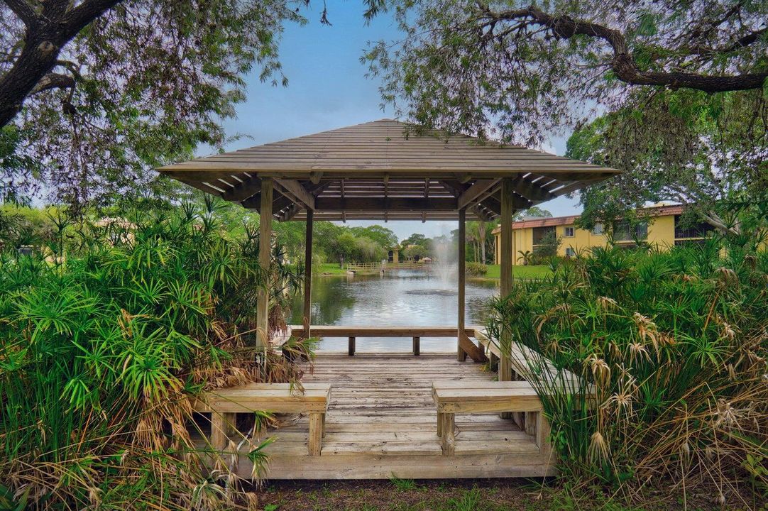 合同活跃: $2,100 (2 贝兹, 2 浴室, 1044 平方英尺)