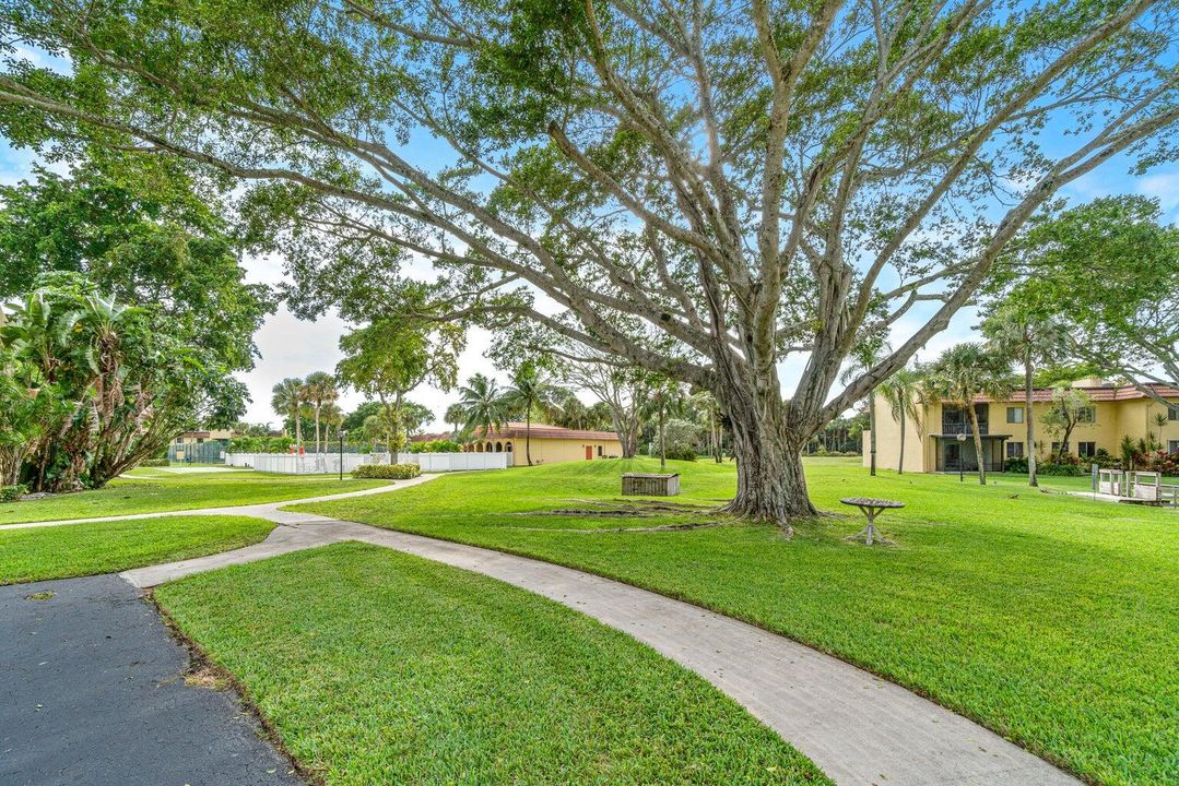 合同活跃: $2,100 (2 贝兹, 2 浴室, 1044 平方英尺)