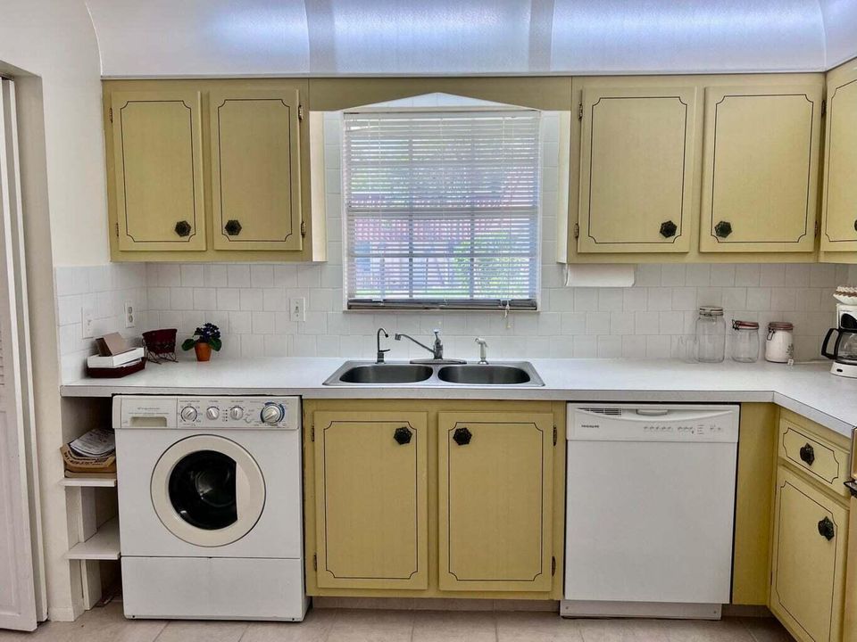 Под контрактом: $1,500 (2 спален, 2 ванн, 1088 Квадратных фут)