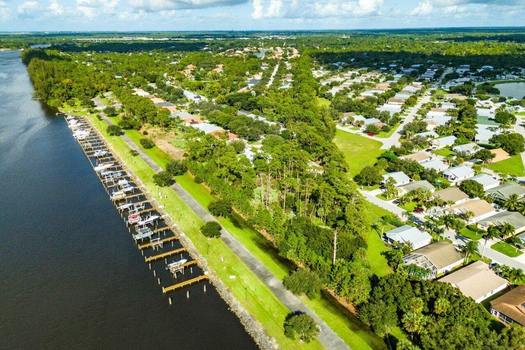 Под контрактом: $497,500 (4 спален, 2 ванн, 1625 Квадратных фут)