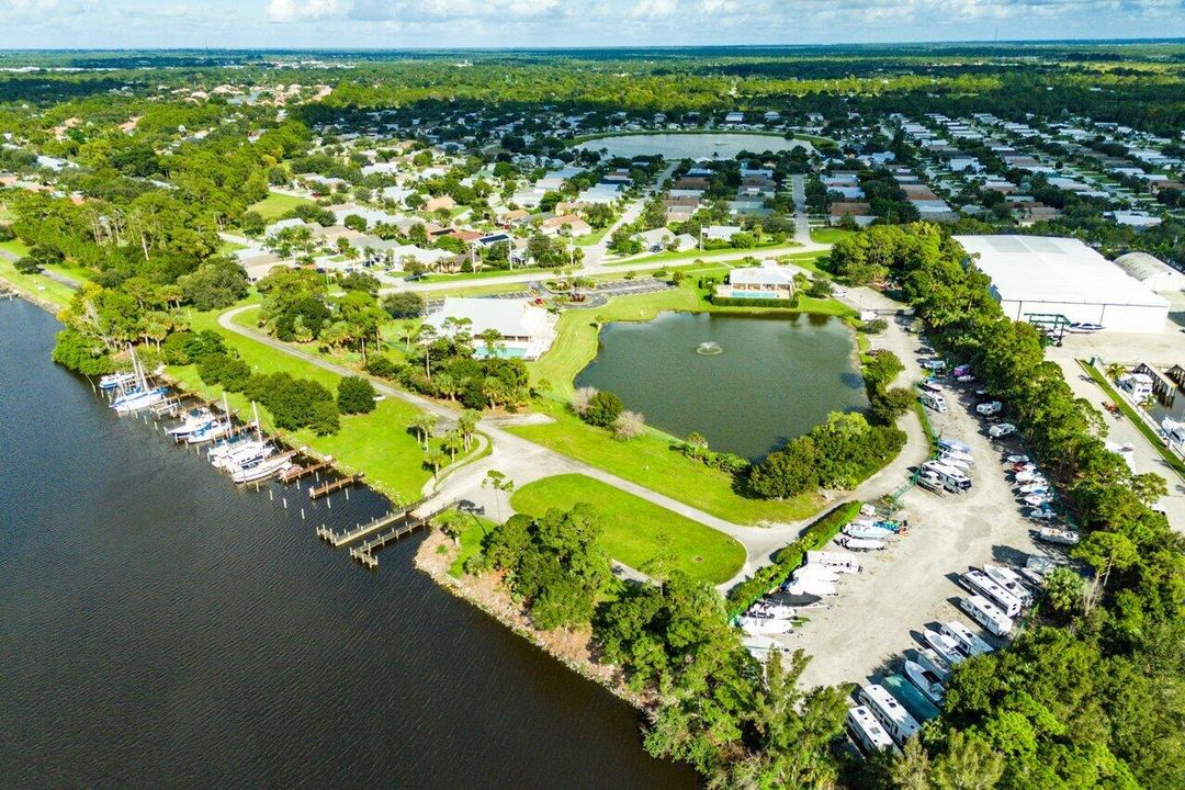 Под контрактом: $497,500 (4 спален, 2 ванн, 1625 Квадратных фут)