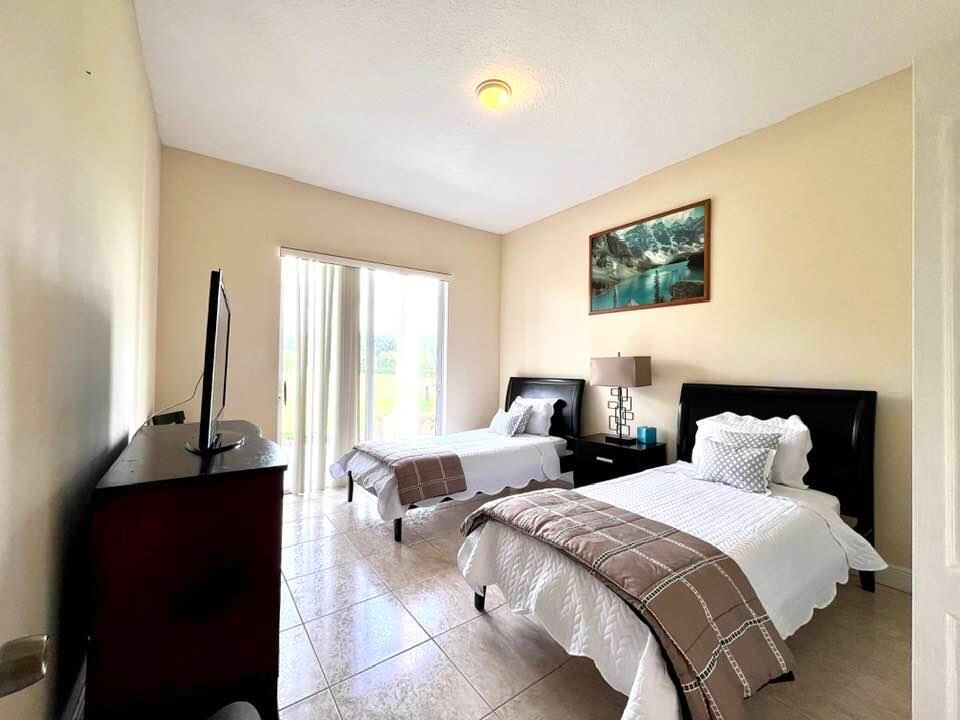 For Sale: $3,599,000 (6 beds, 4 baths, 4478 Square Feet)