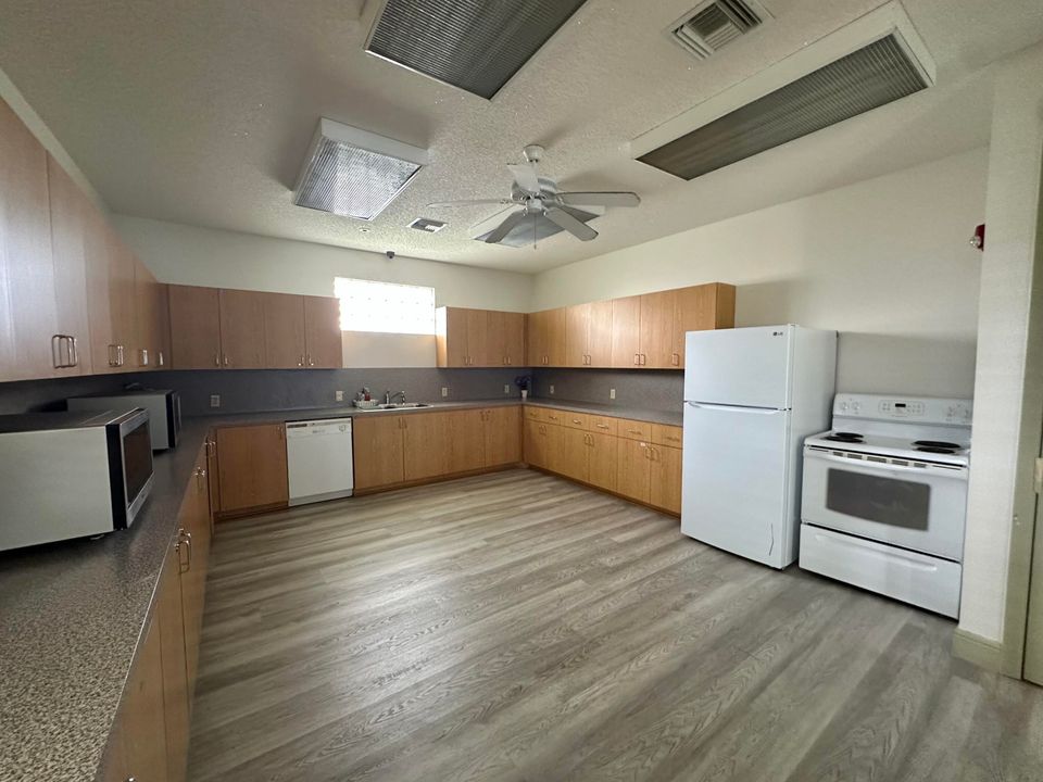 Active With Contract: $525,000 (3 beds, 2 baths, 2166 Square Feet)